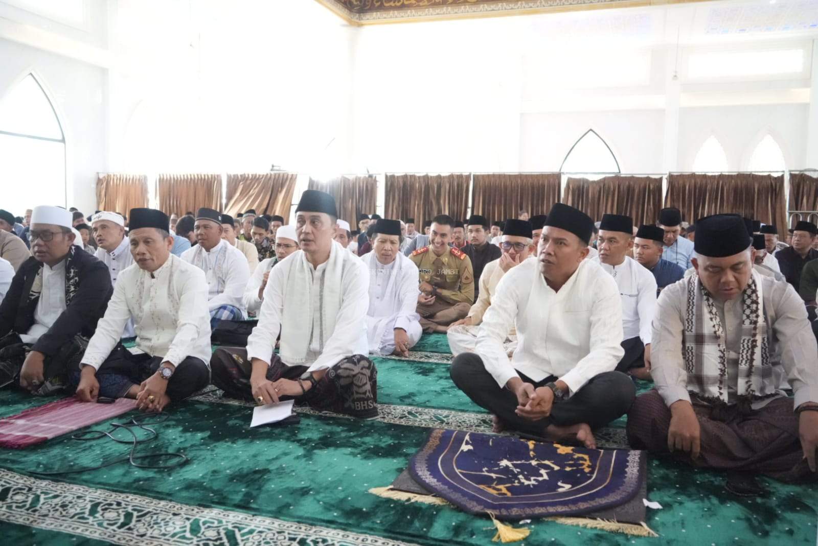 Penjabat Bupati Muaro Jambi Bersama Keluarga Melaksanakan Sholat EID 1445 Hijriah di Masjid Al Abror